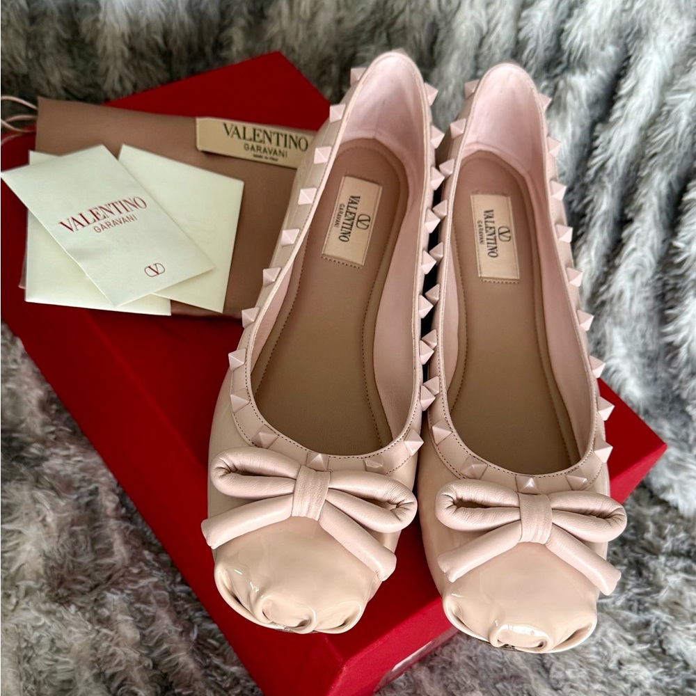 $900 VALENTINO CARAVANI BALLERINA ROCKSTUD FLATS PATENT LEATHER SHOES 38.5